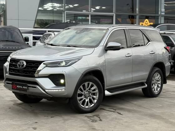 TOYOTA HILUX SW4 2.8 D-4D TURBO DIESEL SRX 4X4 AUTOMÁTICO TOYOTA HILUX SW4 2.8 D-4D TURBO DIESEL SRX 4X4 AUTOMÁTICO